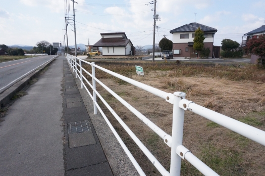 土地の前の道路