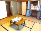 手前側和室8帖